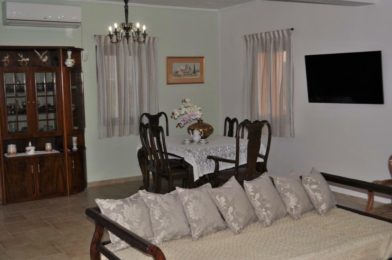 Athevillas Antonis Mina Bagian luar foto